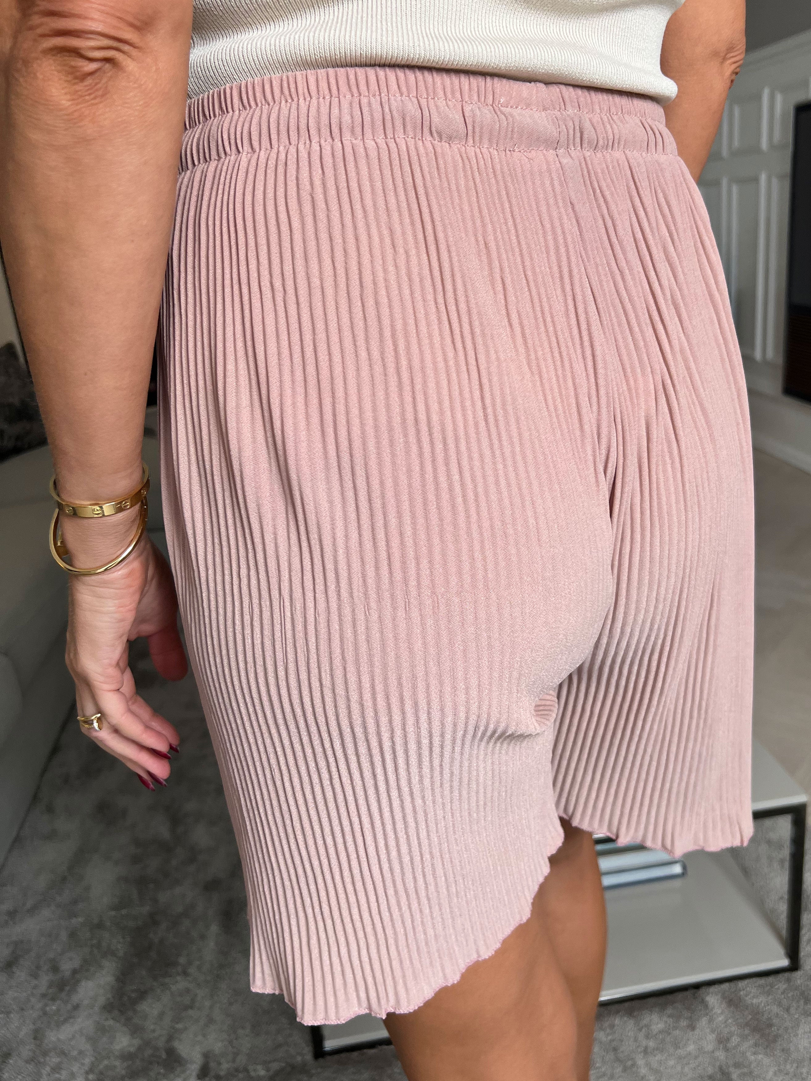 Yvonne - Enkla lösa shorts med veck